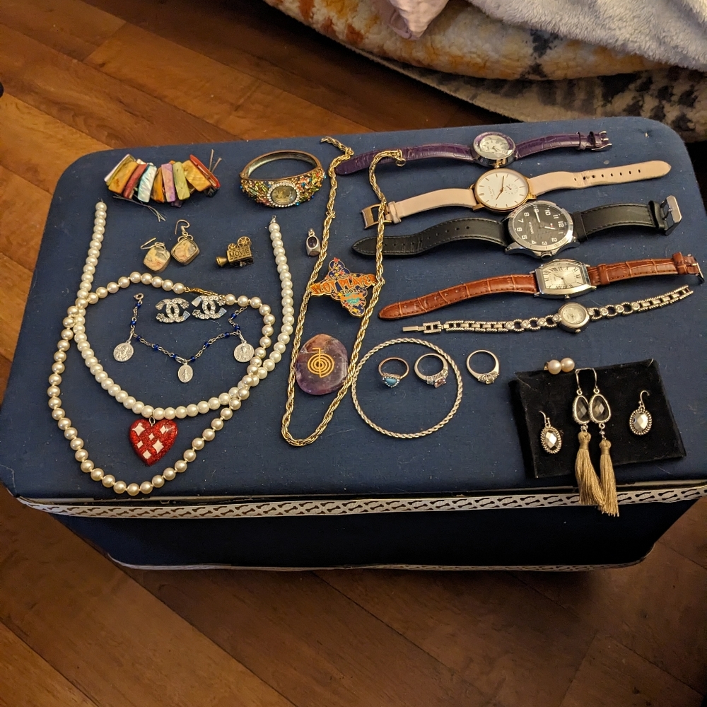 Lot of costume jewelrry about 31pcs everything in pic .
